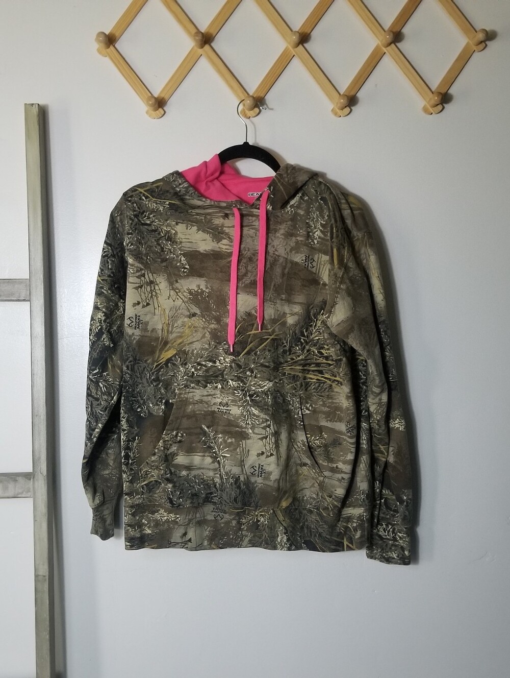 REALTREE WOMEN'S CAMO WITH PINK HOODIE SIZE LARGE